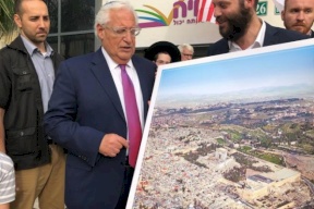 فريدمان يقبل صورة تلغي وجود الأقصى وتبرز الهيكل المزعوم كهدية