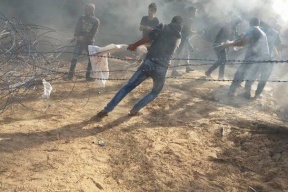 غزة: شبان يحرقون موقعاً لقناصة الاحتلال