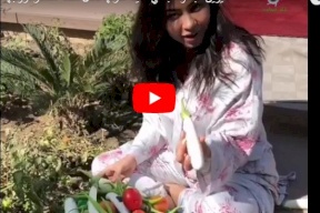 شاهد/ فيديو غريب لشيرين عبدالوهاب.. ماذا تفعل ؟