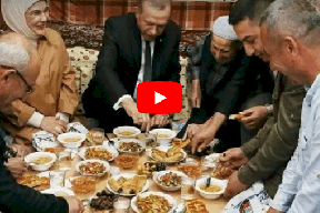 شاهد/ أردوغان يفطر في منزل عائلة فقيرة 