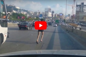 شاهد/ سكران شبه عاري في شوارع مدينة عربية !