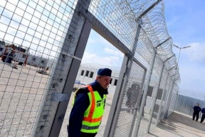 في دولة أوروبية.. مساعدة اللاجئين جريمة عقوبتها السجن