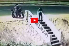 شاهد/ في بلد عربي.. رجل وسيدة يلقيان رضيعا أمام مسجد