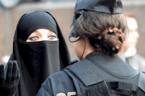 دولة اوروبية تمنع ارتداء النقاب والبرقع في الأماكن العامة