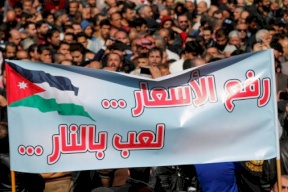 رئيس وزراء الأردن يرفض سحب مشروع قانون للضرائب