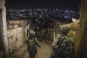 اعتقال صحفية وشقيق شهيد.. 8 معتقلين من الضفة فجرًا