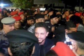 شاهد..ولي عهد الأردن يزور موقع الاحتجاجات في عمّان ويطالب الأمن بحماية المواطنين