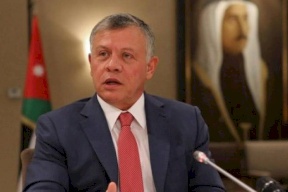 الملك: أقف مع الشعب