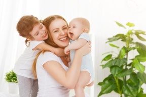 كيف تواجهين غيرة طفلك الأول من مولودك الجديد؟