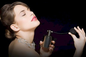 كيف يدوم عطركِ طويلًا مهما كان نوعه؟