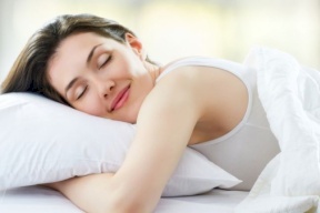 لماذا يحذر العلماء من النوم الطويل؟