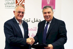 "القطَّان" و"بنك فلسطين" يوقعان اتفاقية لتجديد دعم مشروع المكتبة المتنقلة في قطاع غزة