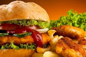 قلة نومك تجعلك تتناول الوجبات السريعة ليلا