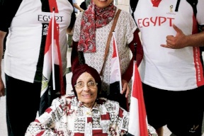 أم المشجعين.. مصرية عمرها 80 "تطير" إلى روسيا!