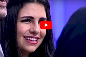 طلب يدها مباشرة امام الرئيس سعد الحريري.. شاهدوا ردّ فعلها!