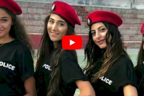 شاهد/ جدل حول فتيات بلباس قصير ضمن شرطة المرور في بلد عربي