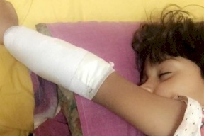 سلم كهربائي يلتهم يد طفل مصري.. والحكومة تتهم الأم