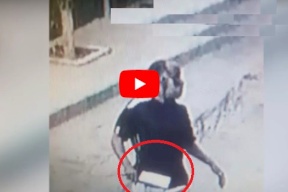 شاهد/ وحش عربي يلاحق الأطفال بساطور !
