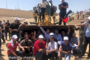 جرافات الاحتلال تداهم الخان الاحمر والمواطنون يتصدون لها، والمواجهات مستمرة
