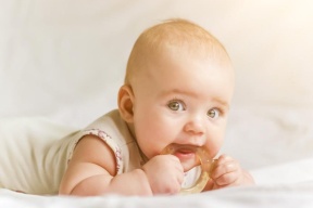لماذا لم تظهر أسنان طفلي؟