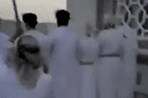 شاب يطلق النار خلف مصلين في عمان
