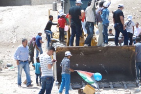 35 اصابة واعتقال 8 آخرين إثر قمع الاحتلال للأهالي بالخان الأحمر