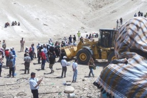 فيديو: جنود يسحلون امرأة بطريقة مروعة بالخان الاحمر