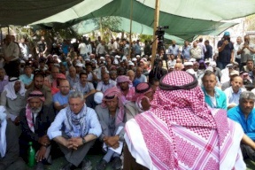المئات يؤدون صلاة الجمعة في الخان الأحمر