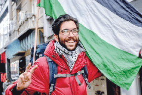 منح الناشط السويدي لادرا الجنسية الفلسطينية