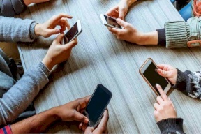 إدمان الوالدين للأجهزة الذكية.. ماذا يفعل بالأبناء؟