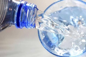 شرب الماء أثناء الأكل وبعده.. يفيد أم يضر؟