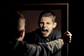 في سن المراهقة.. من وراء عصبية المراهق؟