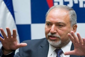 ليبرمان : "خرجنا مثل الخرقة" امام حماس وحولنا لهم المال والوقود مجبرين