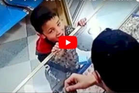 فيديو/ طفل يدخل بحصالته لمحل مجوهرات لشراء هدية لأمه لن تصدقوا ما حدث