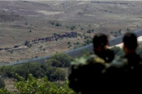 عشرات السوريين يقتربون من السياج الحدودي قرب القنيطرة