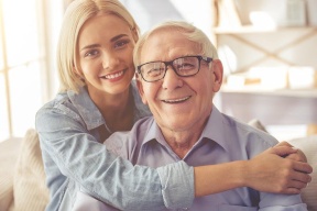 7 أسباب تجعل الفتاة تبحث عن رجل يشبه والدها