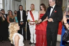  كشف هوية "الأمير" الذي نصب على باميلا اندرسون