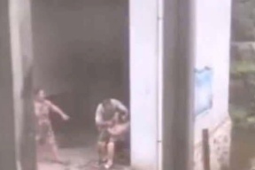 جريمة تدمي القلوب ..دفاعا عن زوجته .. رجل بجبر أمه على أكل العشب