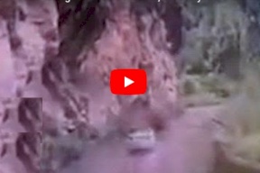 فيديو لحظة سقوط صخرة على سيارة