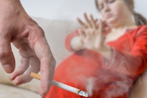 التدخين السلبي يهدد حياة عشرات آلاف الحوامل وأطفالهن
