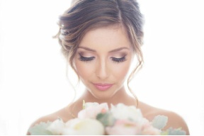 كيف تتجنبين انتفاخ العينين يوم الزفاف؟