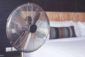 خبير بريطاني يحذر من النوم أمام المروحة