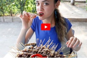 فيديو/ فتاة تأكل 255 "سيخ كباب" مقابل "أيفون"