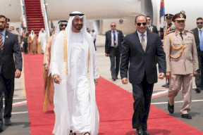ولي عهد أبوظبي يصل القاهرة.. والسيسي في مقدمة مستقبليه