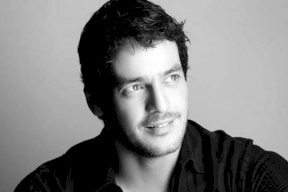 اتهام خالد أبو النجا بالمثلية الجنسية بعد صورته في السرير مع ممثل شهير