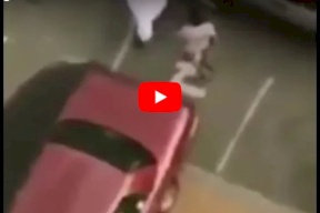 فيديو/عربي يعنف ابنه بالشارع والأم توثق الحادثة