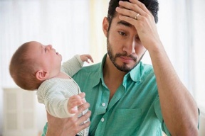 للرجل.. أنت أيضاً تُصاب باكتئاب مابعد الولادة