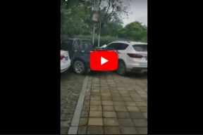 فيديو/ شاهد ما فعله غاضب بسيارة مركونة بشكل خاطئ ! 