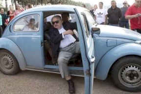 أفقر رئيس سابق بالعالم يتنازل عن راتبه التقاعدي