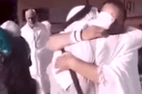 شاهد.. بكاء شقيقين فرقتهما الحرب في سوريا والتقيا بالحج